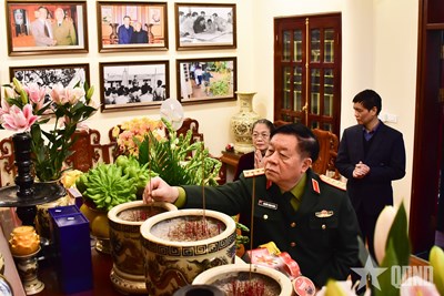 View - Đại tướng Nguyễn Trọng Nghĩa thắp hương; tặng quà nhân dịp Tết 2026