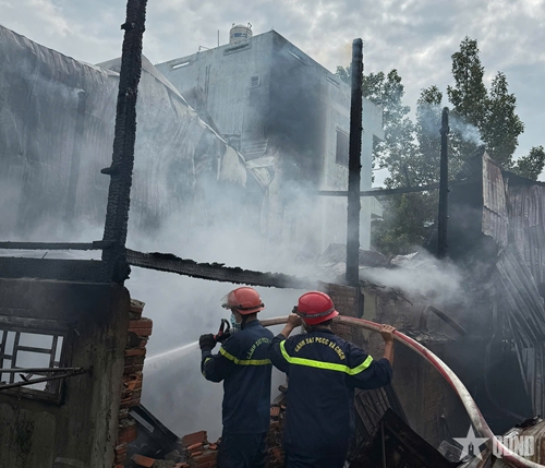 An Giang: Nhà dân trên đường Thái Phiên, phường Bình Đức bốc cháy