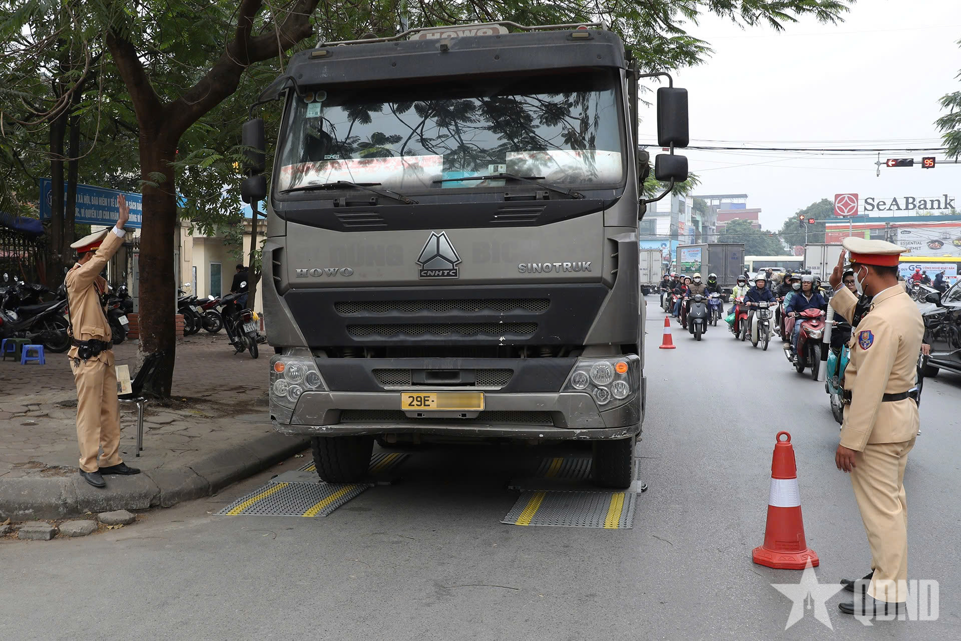 Hà Nội: Xử lý ô tô cơi nới thùng, chở hàng quá tải