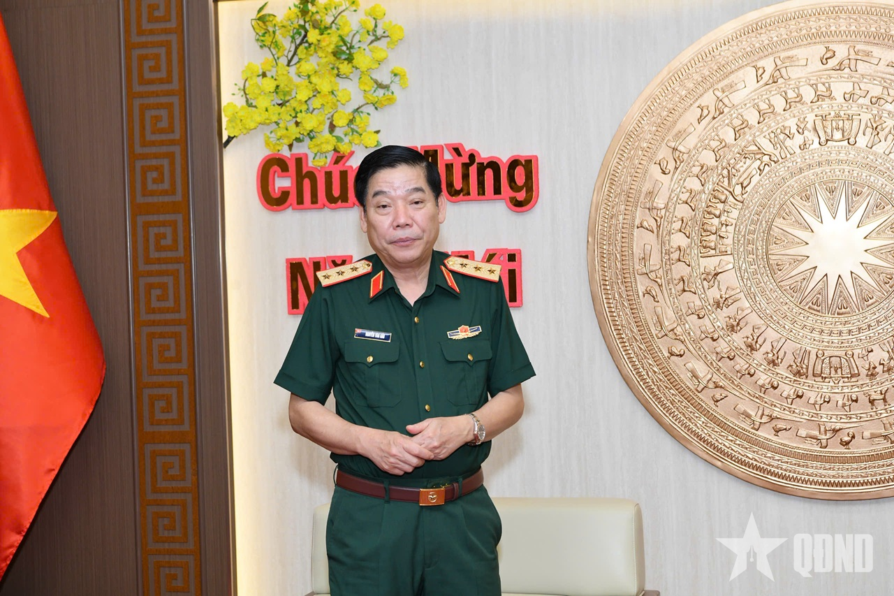 Thượng tướng Nguyễn Văn Gấu thăm, chúc Tết tại Quân khu 9