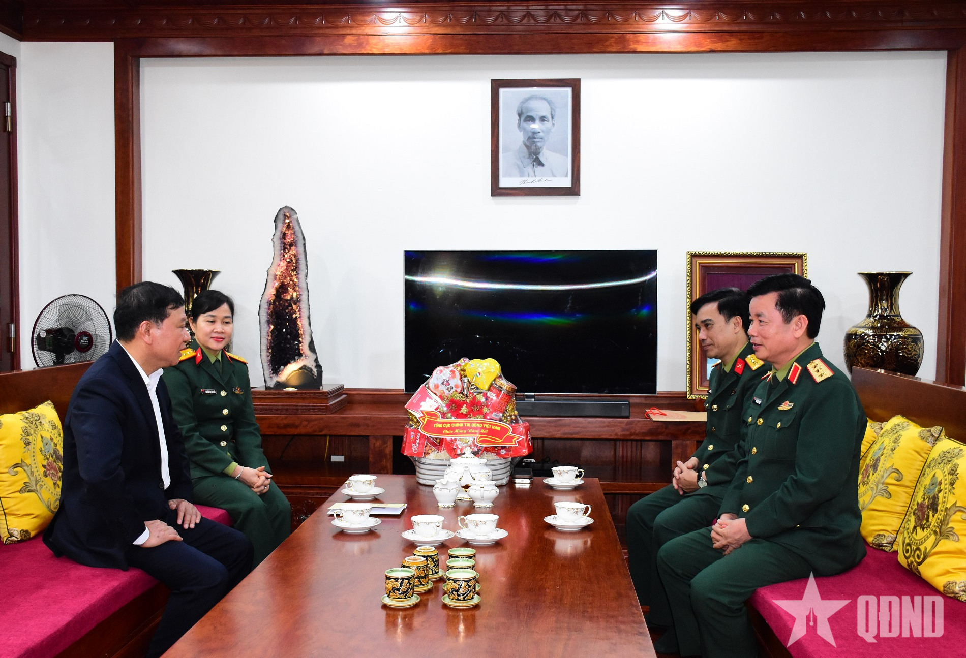 Thượng tướng Đỗ Xuân Tụng chúc Tết các đồng chí nguyên lãnh đạo Tổng cục Chính trị