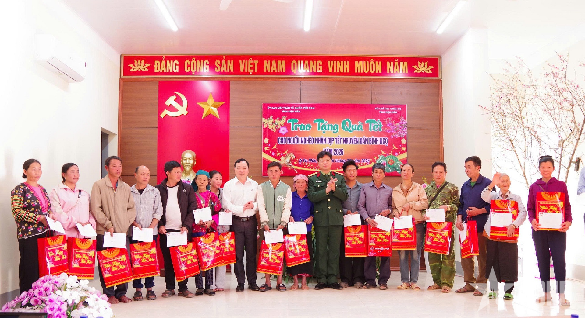 Bộ CHQS tỉnh Điện Biên thăm, tặng quà Tết người nghèo xã Si Pa Phìn