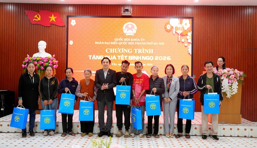 Đoàn Đại biểu Quốc hội thành phố Hà Nội trao quà Tết Bính Ngọ 2026