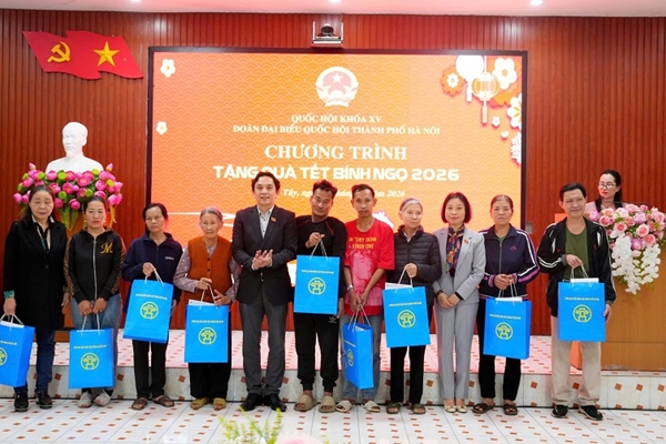 Đoàn Đại biểu Quốc hội thành phố Hà Nội trao quà Tết Bính Ngọ 2026