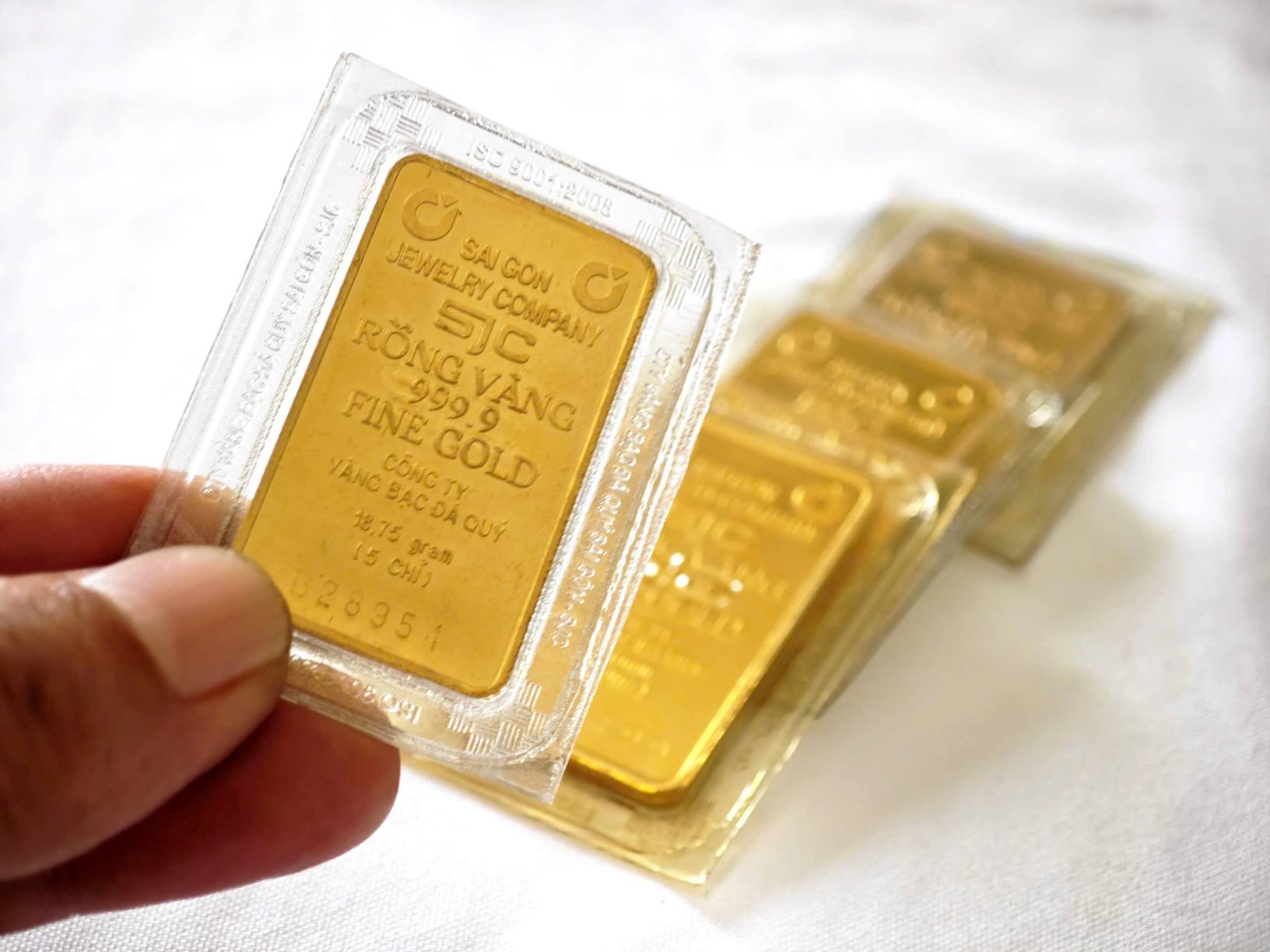 Giá vàng hôm nay (7-2): Vàng trong nước giảm, thế giới đảo chiều hồi phục