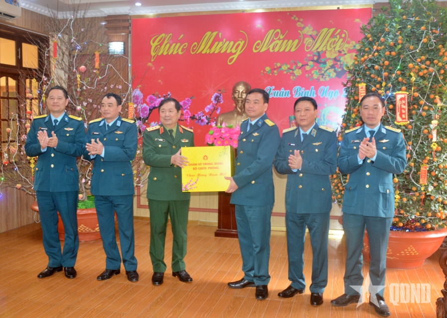 Thượng tướng Lê Huy Vịnh kiểm tra, chúc Tết tại Sư đoàn Phòng không 363