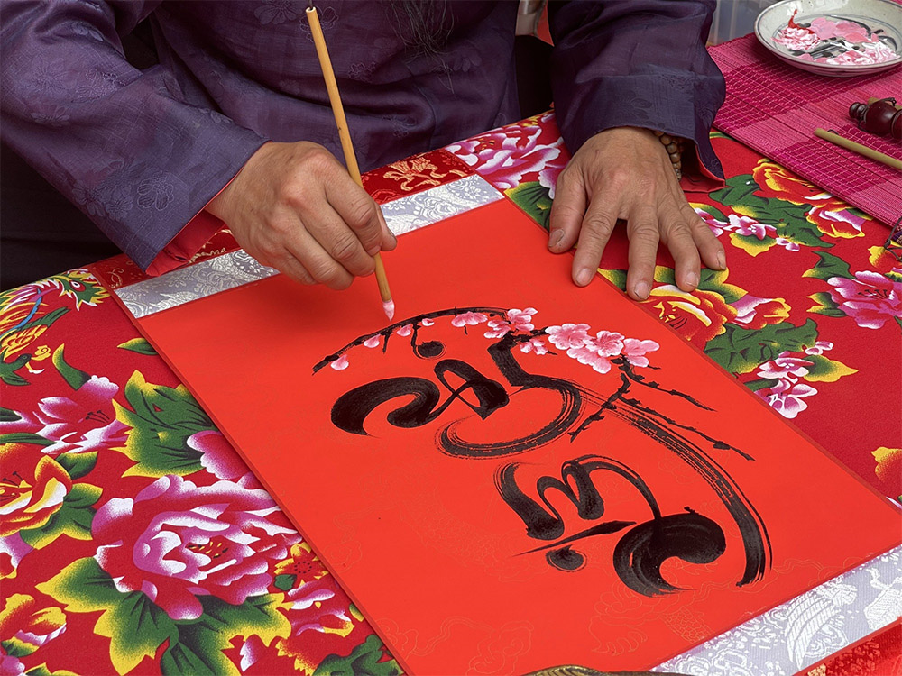 Xin chữ, lễ chùa đầu năm - Hành trình hướng thiện của người Việt