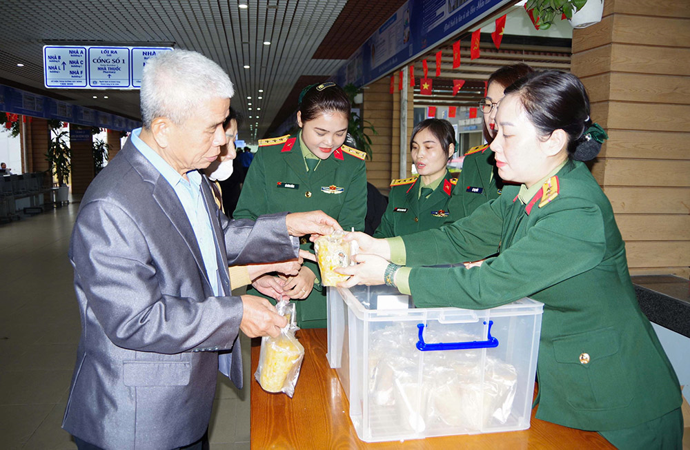 Chia sẻ yêu thương