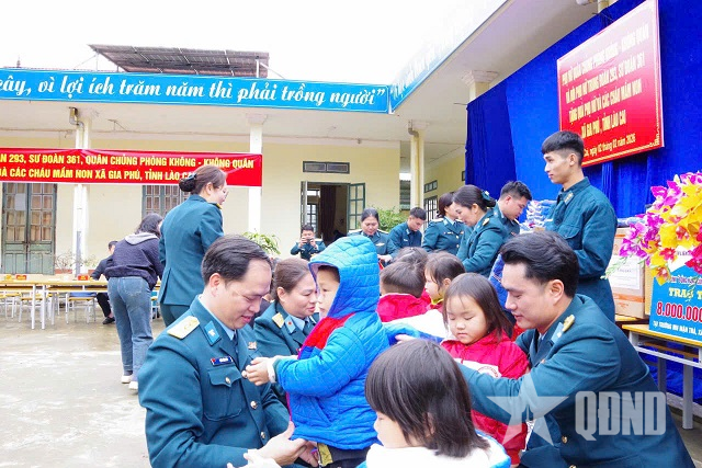 Quà ấm đến với Trường Mầm non Nậm Trà 1