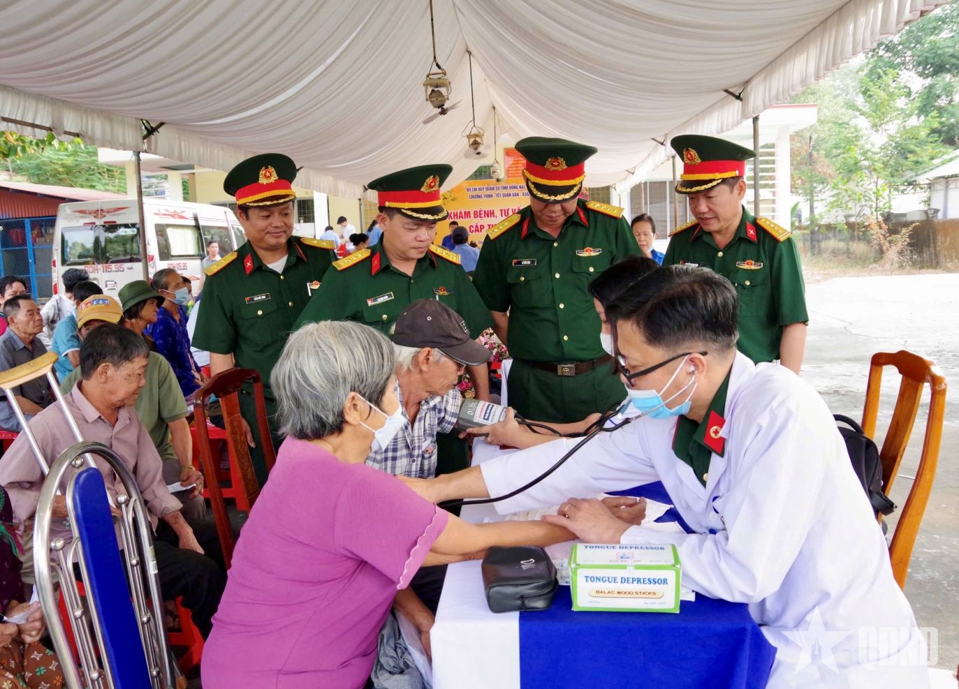 Gần 300 người dân xã Đồng Phú được khám bệnh, cấp thuốc miễn phí