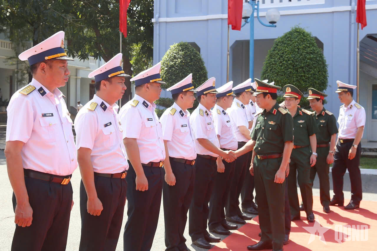 Đại tướng Nguyễn Tân Cương kiểm tra, chúc Tết các đơn vị Hải quân tại Căn cứ quân sự Cam Ranh