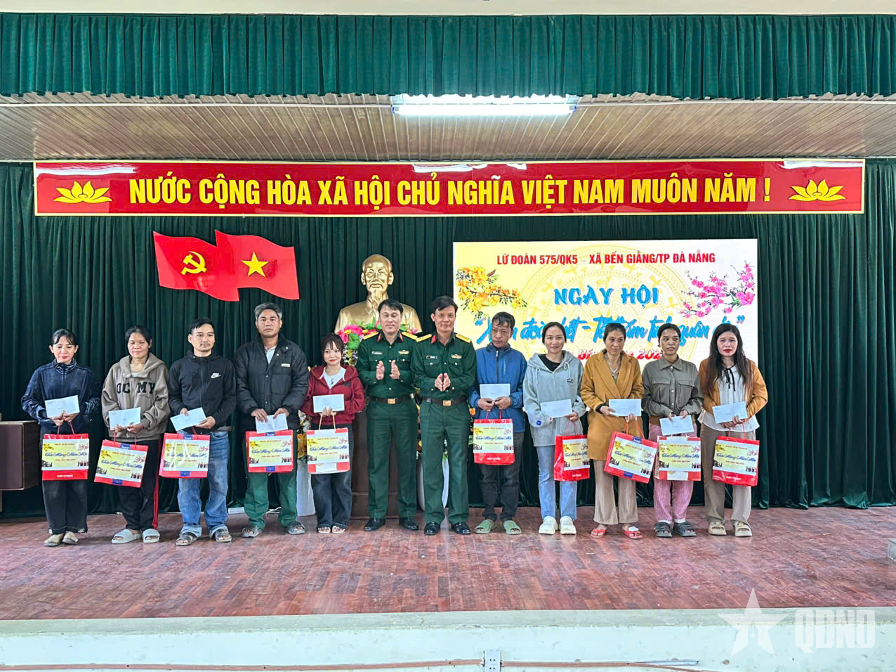 “Xuân đoàn kết - Tết thắm tình quân dân” tại Bến Giằng