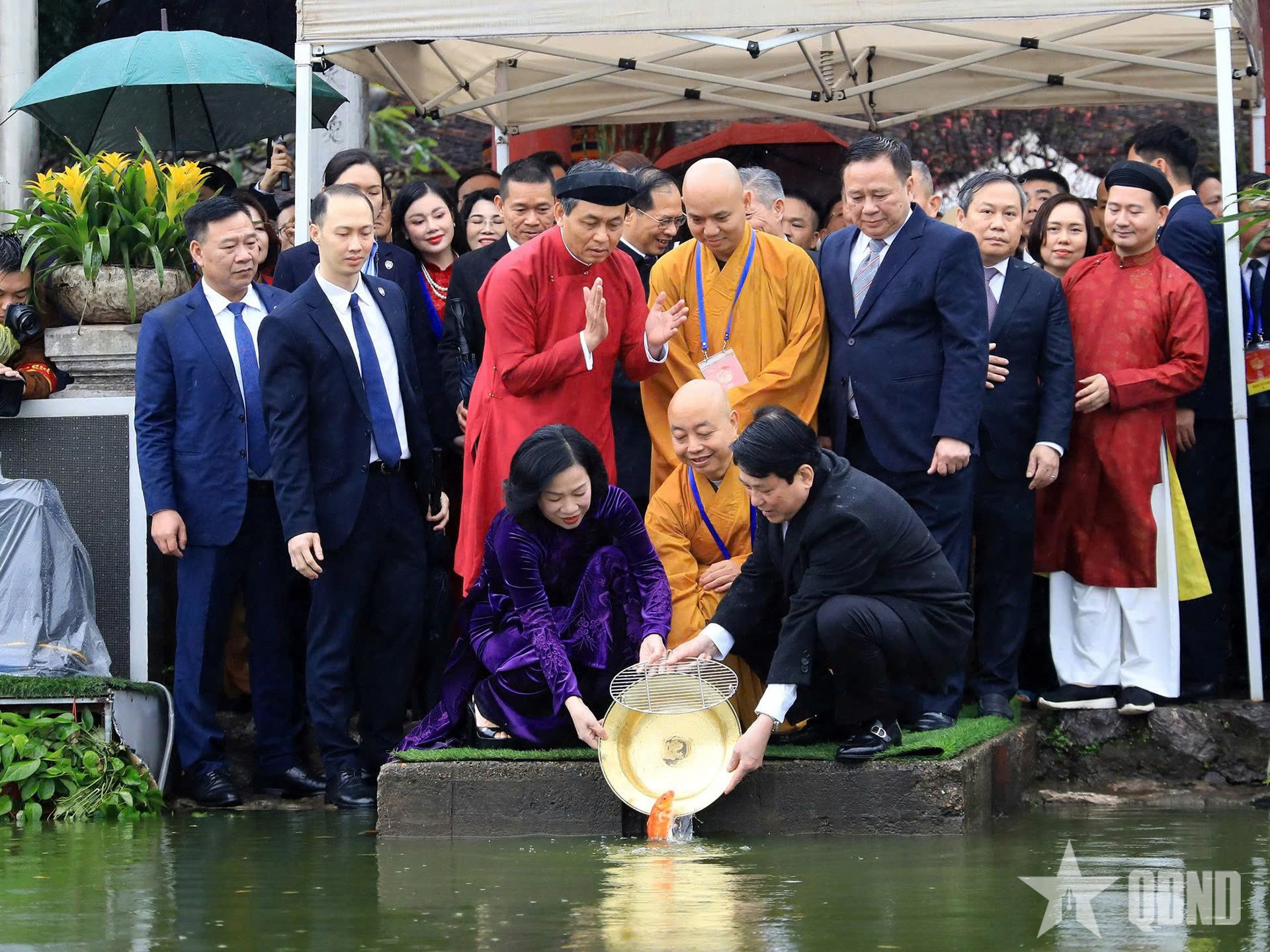 Chủ tịch nước Lương Cường và Phu nhân thả cá chép tiễn ông Công, ông Táo