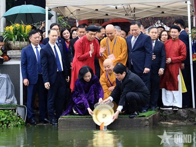 Gallery - Chủ tịch nước Lương Cường thả cá chép tiễn ông Công, ông Táo