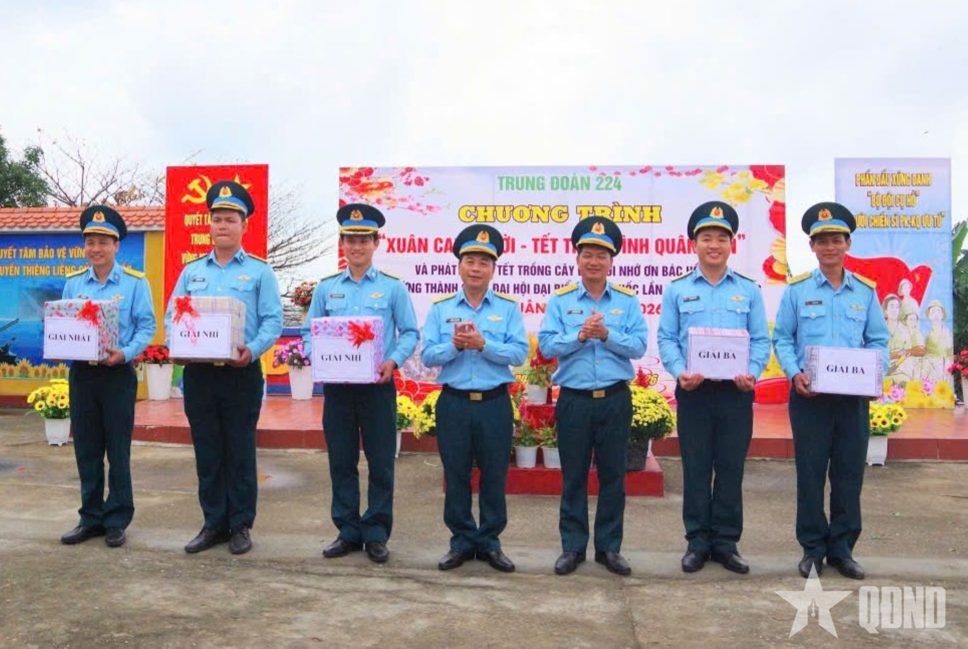 Ấm áp “Xuân canh trời - Tết thắm tình quân dân” trên trận địa Sơn Trà 