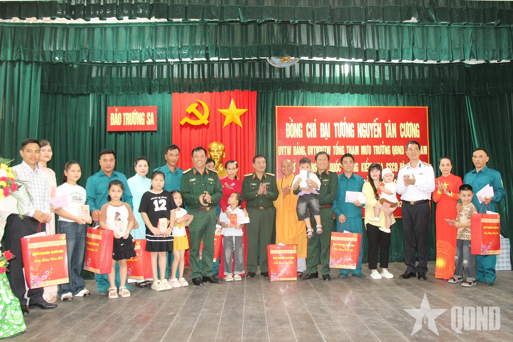 Đoàn công tác Quân ủy Trung ương, Bộ Quốc phòng thăm, chúc tết các đảo thuộc đặc khu Trường Sa và Nhà giàn DK1