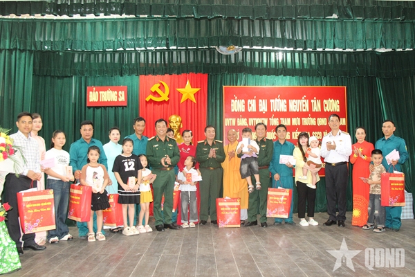 Đoàn công tác Quân ủy Trung ương, Bộ Quốc phòng thăm, chúc tết các đảo thuộc đặc khu Trường Sa và Nhà giàn DK1