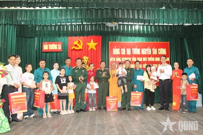 Gallery - 	Đoàn công tác Bộ Quốc phòng chúc tết đặc khu Trường Sa và Nhà giàn DK1