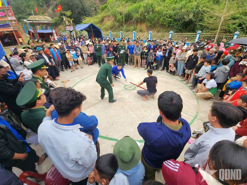 Ấm áp “Xuân biên phòng ấm lòng dân bản” tại La Dêê 