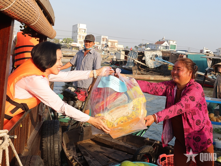 Cần Thơ: Thăm, tặng quà tiểu thương chợ nổi Cái Răng nhân dịp Tết