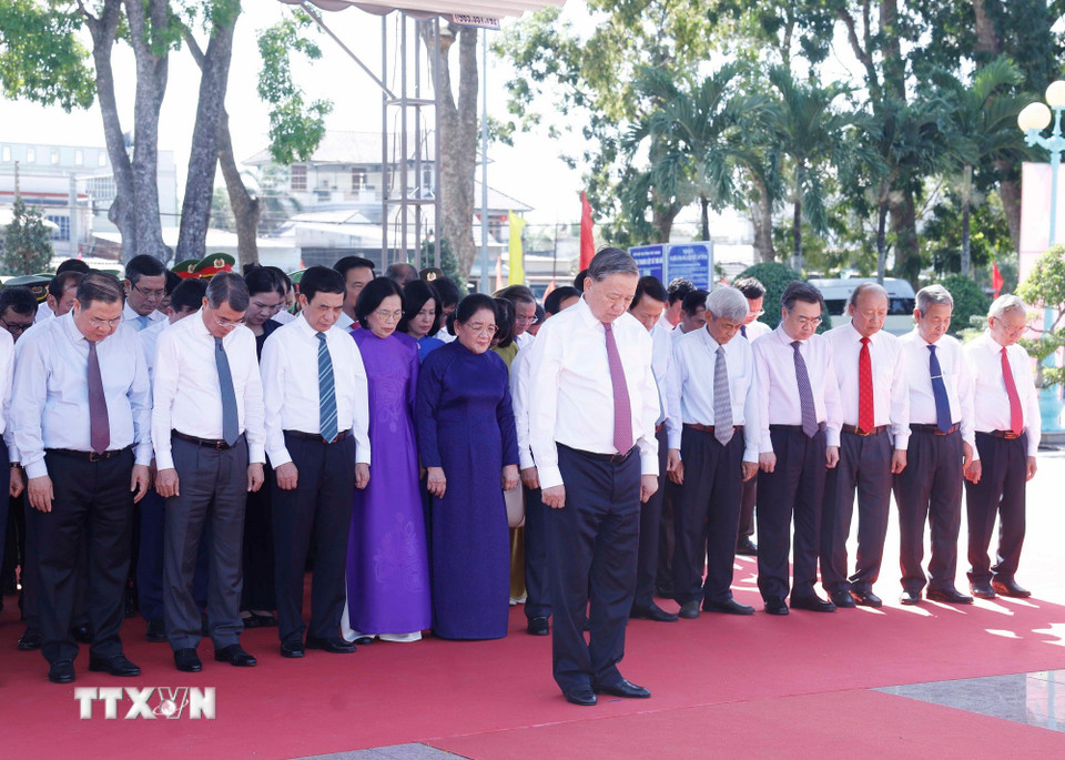 Tổng Bí thư Tô Lâm dâng hương tại Tây Ninh và Thành phố Hồ Chí Minh