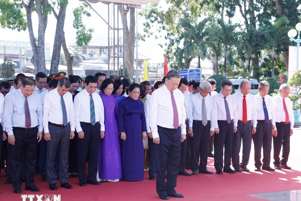 Tổng Bí thư Tô Lâm dâng hương tại Tây Ninh và Thành phố Hồ Chí Minh