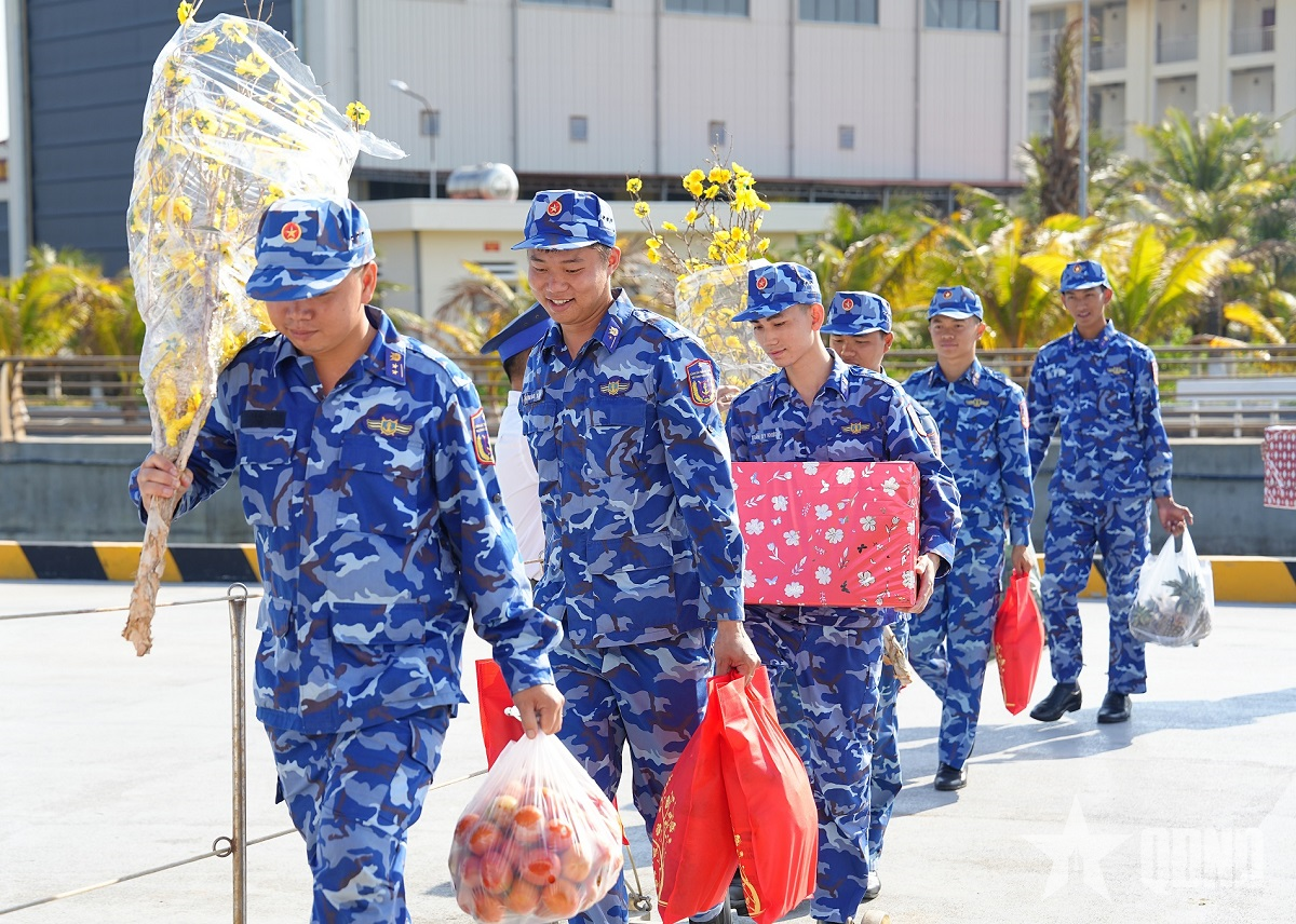Mang Tết đến với những người canh biển 