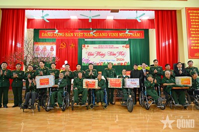 View - 	Thượng tướng Phùng Sĩ Tấn thăm, chúc Tết tại Quân khu 2