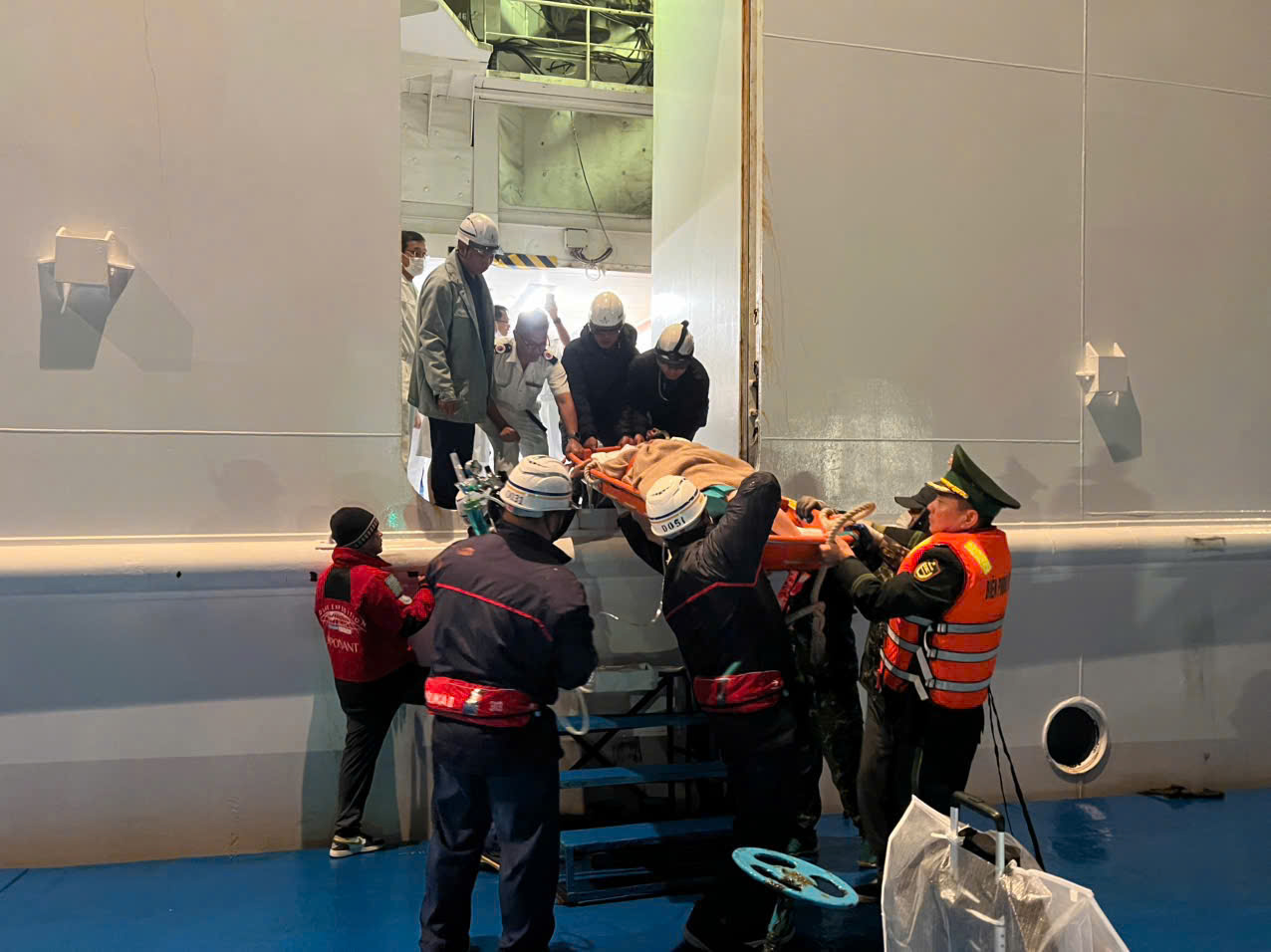 Bộ đội Biên phòng tỉnh Quảng Ninh cứu nạn du khách nước ngoài bị đột quỵ