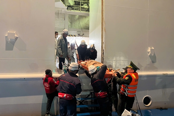 Bộ đội Biên phòng tỉnh Quảng Ninh cứu nạn du khách nước ngoài bị đột quỵ