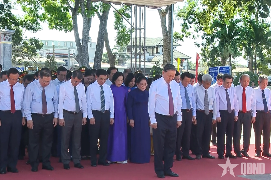 Tổng Bí thư Tô Lâm dâng hương tại Tây Ninh và Thành phố Hồ Chí Minh