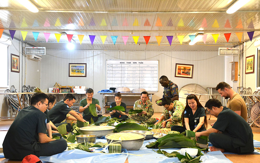 Tết sớm ở phái bộ - Bài 2: Tết bên đại gia đình