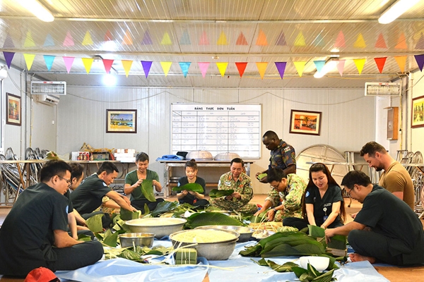 Tết sớm ở phái bộ - Bài 2 Tết bên đại gia đình