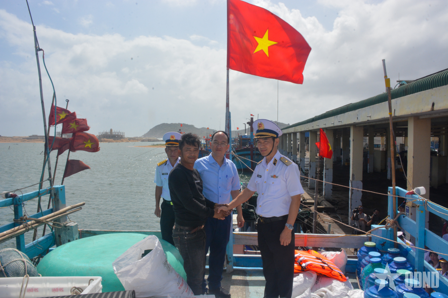 Xuân chung tay giữ biển - Tết thắm tình quân dân