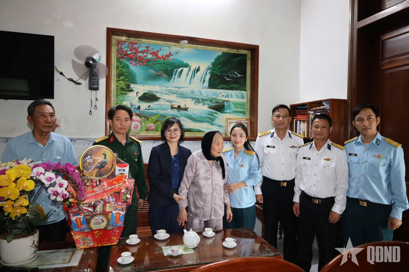 “Xuân Khu 5 đoàn kết - Tết thắm tình quân dân” tại vùng lũ Hòa Thịnh