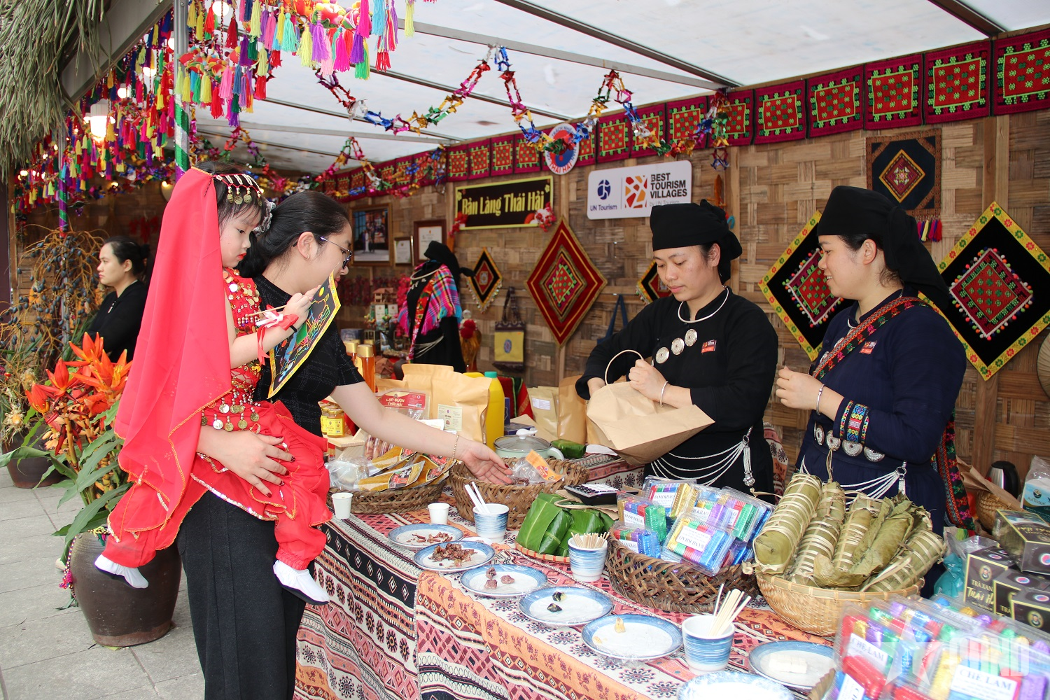 Theo bước hội xuân, ghé thăm bản làng Thái Hải