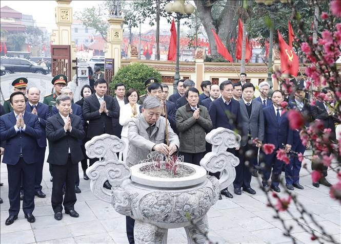 Tổng Bí thư Tô Lâm dâng hương tưởng niệm các đồng chí lãnh đạo tiền bối