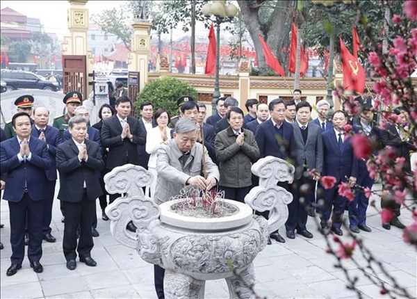 Tổng Bí thư Tô Lâm dâng hương tưởng niệm các đồng chí lãnh đạo tiền bối