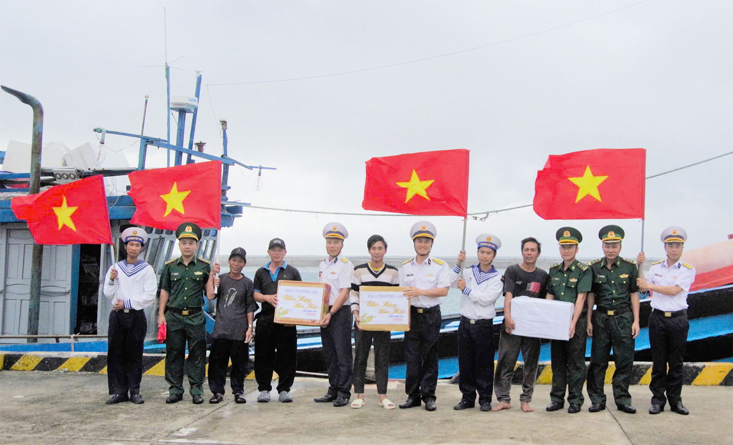 Đại diện đảo Trường Sa trao quà Tết tặng ngư dân Gia Lai