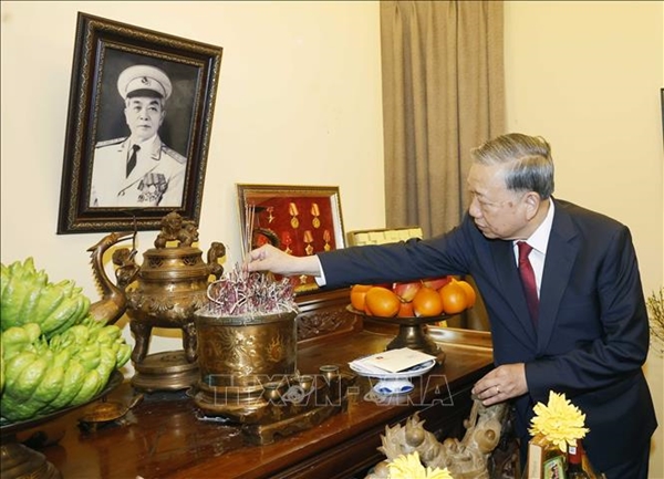Tổng Bí thư Tô Lâm thắp hương tưởng nhớ các đồng chí nguyên lãnh đạo Đảng, Nhà nước