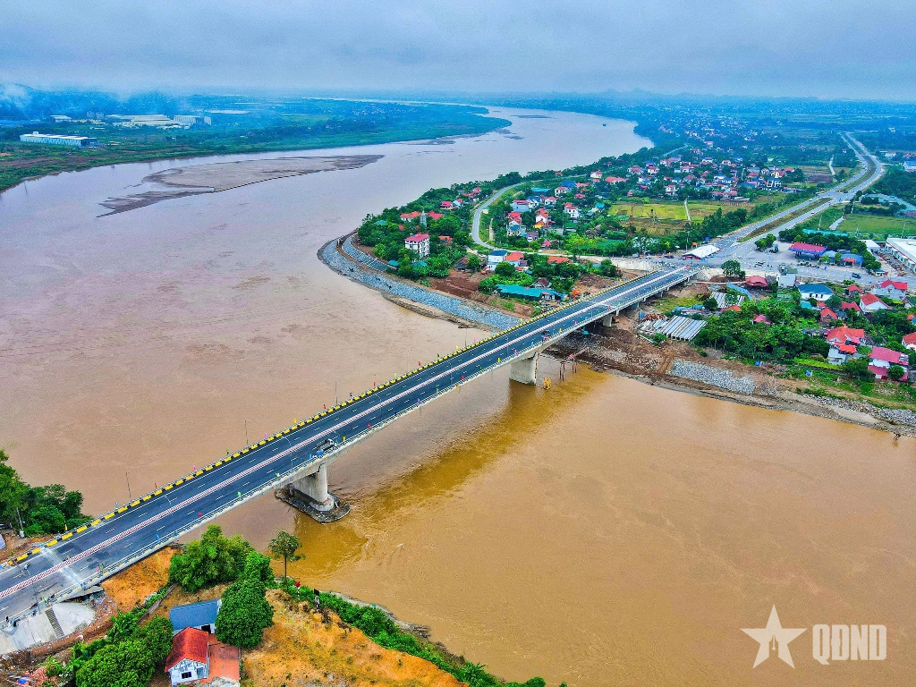 Trên cầu Phong Châu mới