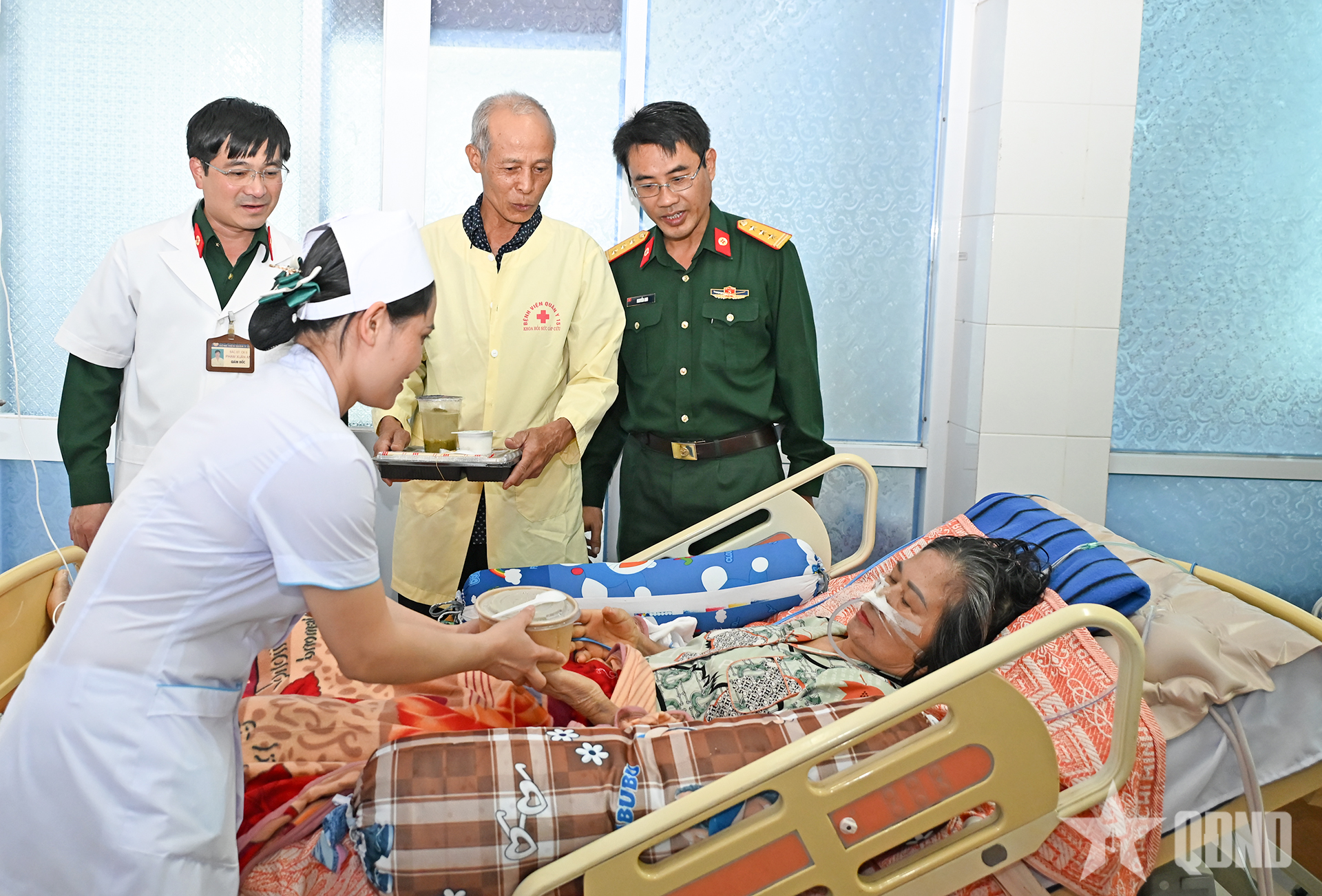 Ấm lòng bữa cơm tất niên của Bệnh viện Quân y 15