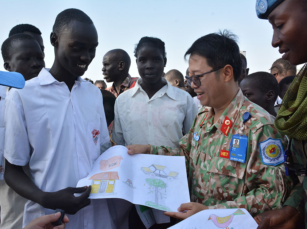 Tết sớm ở phái bộ - Bài 3: Mùa xuân sẻ chia