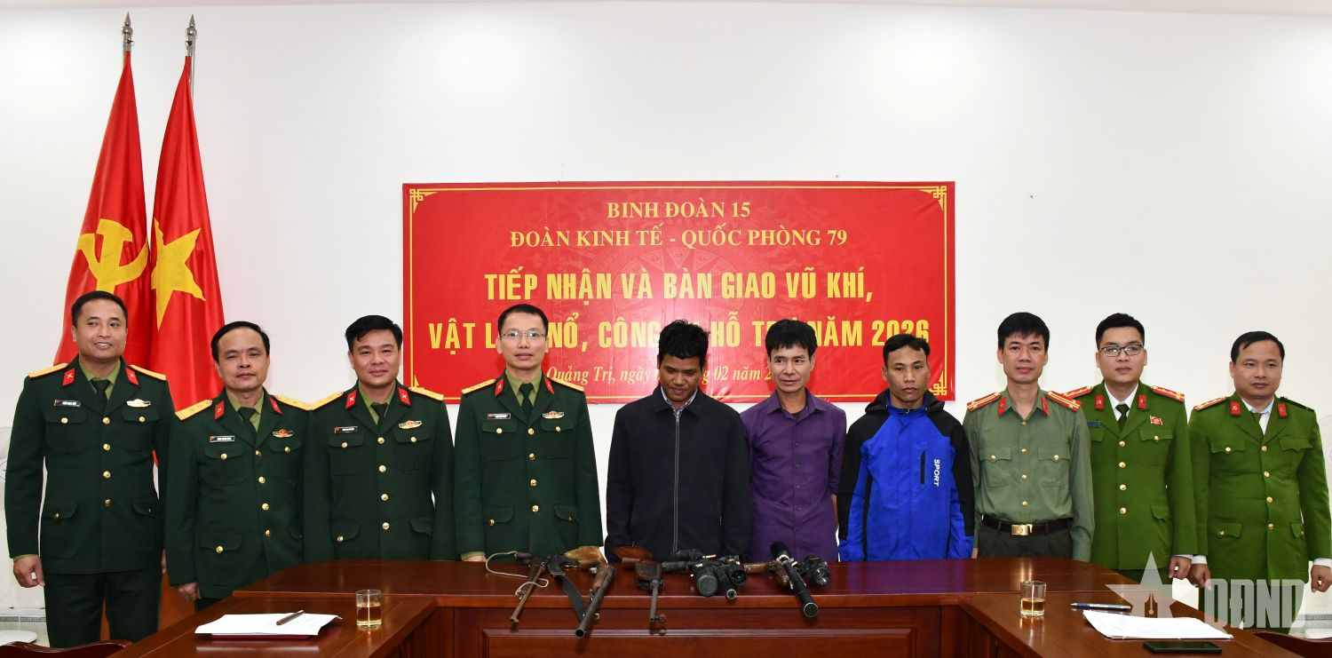 Đoàn Kinh tế - Quốc phòng 79 (Binh đoàn 15) phối hợp vận động người dân tự nguyện giao nộp 5 khẩu súng tự chế