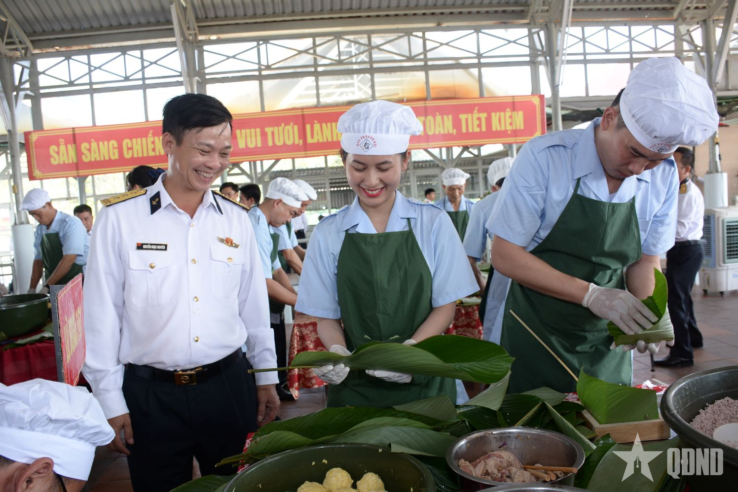 Bộ đội Vùng 3 Hải quân trổ tài gói bánh chưng xanh