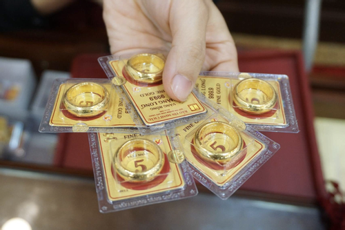 Giá vàng hôm nay (chiều 10-2): Neo ở mức cao

