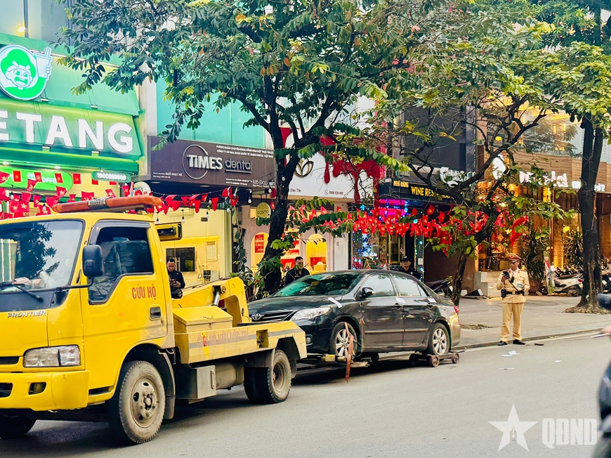 Hà Nội: Xử lý nghiêm ô tô dừng, đỗ trái quy định, gây ùn tắc giao thông