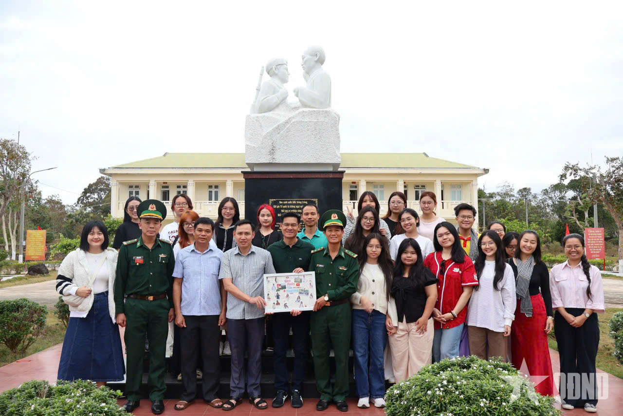 Thắm tình quân dân tại Đồn Biên phòng Đắk Đam
