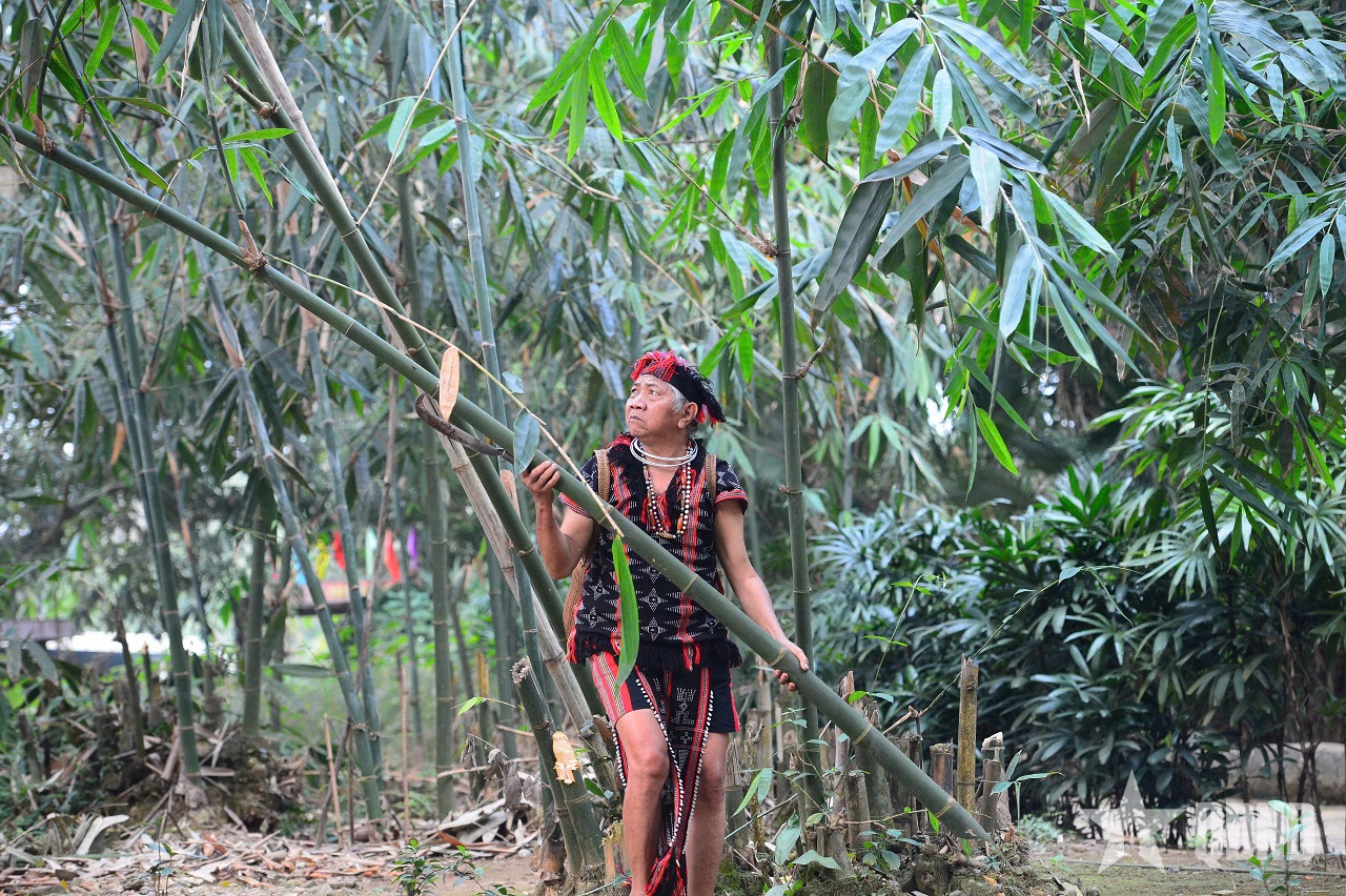 Giữ nghề đan lát Cơ Tu