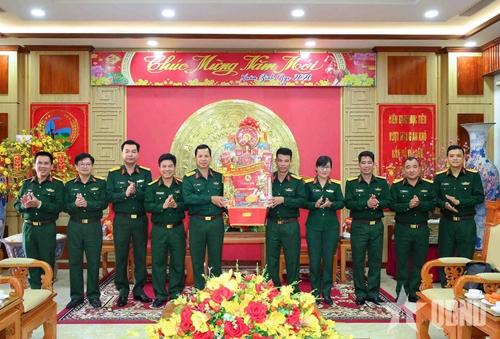 Binh đoàn 16 thăm, chúc Tết Quân đoàn 34 và Binh đoàn 15